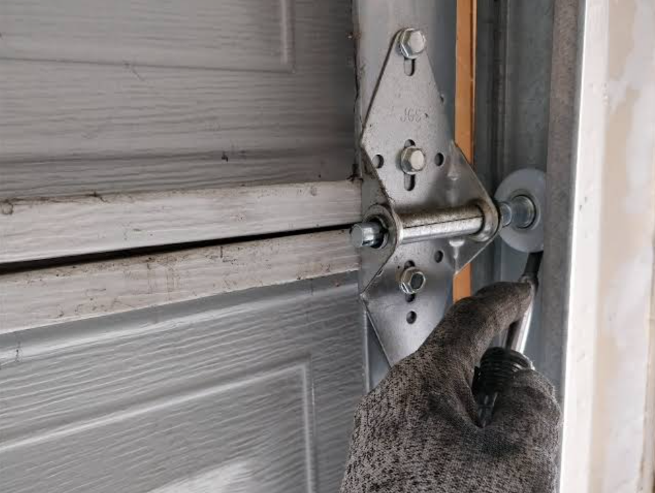Garage Door Tune-Up Services in Pinecrest
